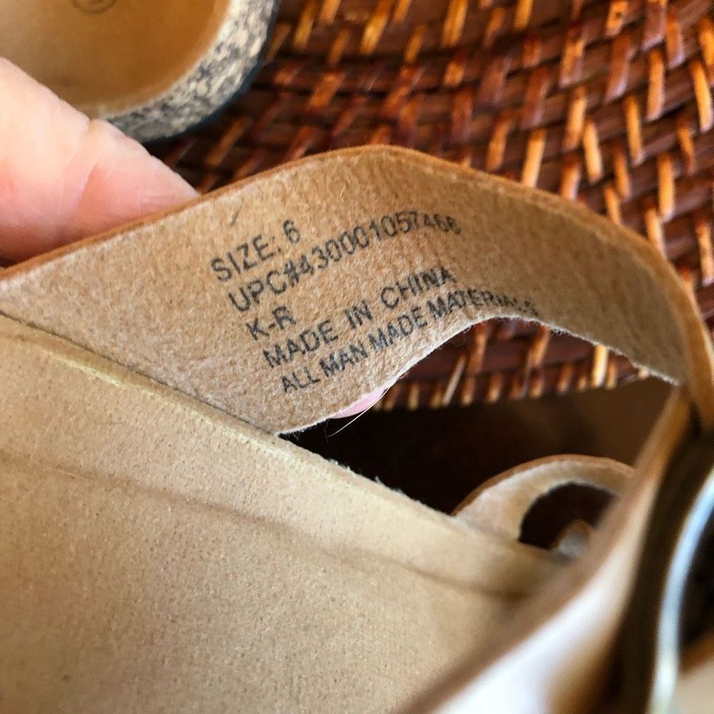BROOKS - NWOT Ladies Sz 6 Faux Leather Slip-On Toe Sandals/Natural. Never Worn! - Picture 4 of 10